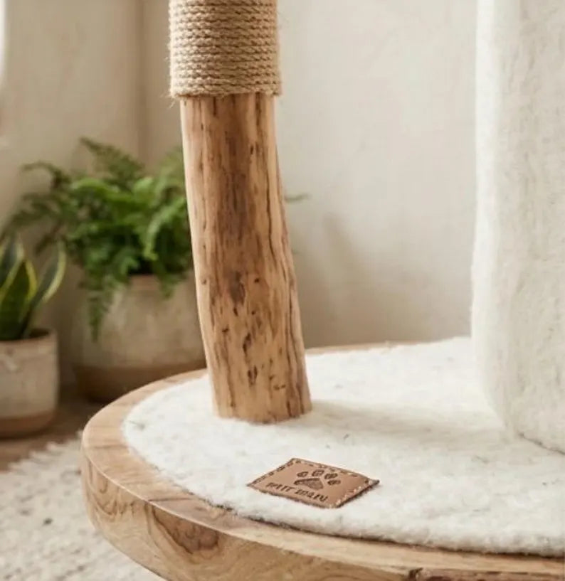 Tiragraffi in legno artigianale per gatti con cesto in rattan – torre moderna in sisal stile bohémien